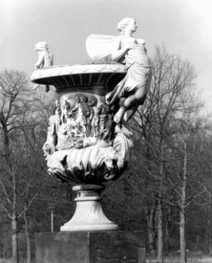 Dresden-Altstadt. Großer Garten (1683, J. F. Karcher; 1873-1895, K. F. Bouché). Üppigkeitsvase (1719/1723, A. Corradini) mit Szenen aus dem Leben Alexanders des Großen, Hauptallee