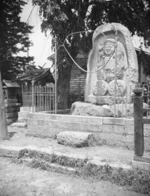 Stein mit Reliefdarstellung des Glücksgottes des Reises Daikoku, auf zwei Reisballen stehend und den Schatzhammer haltend : Vielleicht in Kyoto nahe dem Kinkaku-ji