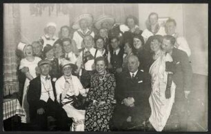Gruppenportrait : Postkarte mit Gruppenbildnis einer kostümierten Gesellschaft