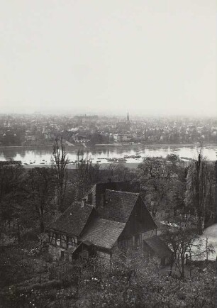 Dresden-Loschwitz. Bergvilla, ("Lehmanns Lob" "Villa 'Fallnichtein") : Dresden-Loschwitz. Alte Bergvilla, ("Lehmanns Lob" "Villa 'Fallnichtein"), Robert-Diez-Straße 2. Ansicht der Rückseite mit Blick über die Elbe zum Blasewitzer Elbufer
