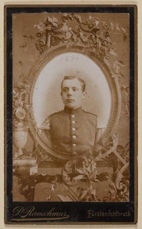 Porträt von Otto Schmidt in Uniform : Porträt von Otto Schmidt in Uniform. Visitfoto