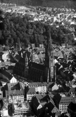 Freiburg: Münster, von Nordwesten und Schlossberg