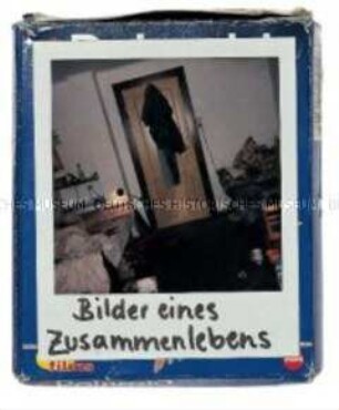 Karton einer Polaroid-Verpackung (Prämiertes Foto Sonderthema: Lebenskunst und Lebenskünstler)