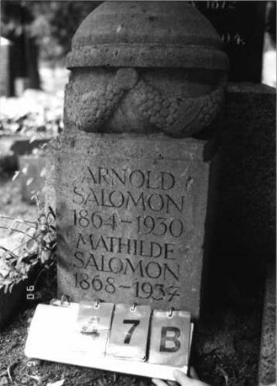 Grabstein 47 (Index: 99618169) Maße HxBxT: 230x43x39 cm Beschreibung: vor Obelisk steht ein kleiner Stein Besonderheit: Familiengarb: Grabstein 47B