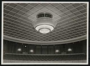 Stadttheater, Bremerhaven: Decke des Zuschauerraumes mit Kronleuchter