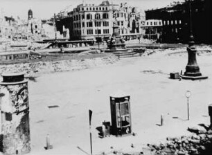 Szene aus dem sowjetischen Dokumentarfilm "Die Befreiung Dresdens": Altmarkt