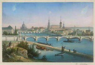 Die Eisenbahnbrücke (Marienbrücke) in Dresden, Blick über den Neustädter Hafen, die Elbe mit Schiffen und die Brücken auf die Altstadt, ganz links das Japanische Palais