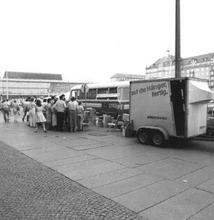 Dresden vor der Währungsumstellung im Juni 1990. Strumpfverkauf am Werkbus des VEB Strumpfkombinat Esda Thalheim