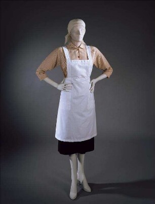 Eine weiße Schürze, eine braun-weiß gestreifte Bluse und ein naturweißer Chiffon-Schal (Archivtitel)
