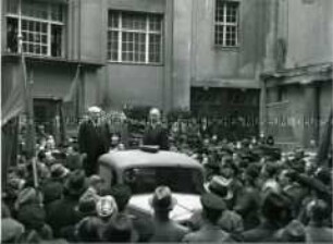 Wilhelm Pieck mit Demonstranten beim Vereinigungsparteitag von KPD und SPD im Hof der Berliner Staatsoper (Admiralspalast)