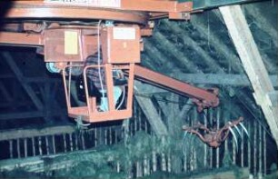 Fotografie: Ein- und Auslagerungstechnik, Greiferanlage