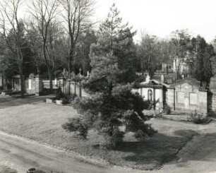 Dresden-Neustadt, Kannenhenkelweg. Nordfriedhof (Garnisonsfriedhof) (1902 angelegt). Wandgrabmale vor der Denkmalsanlage für die Gefallenen des 1. Weltkrieges