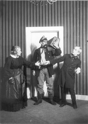 Der Bibliothekar. Schwank in vier Akten von Gustav von Moser. Staatsschauspiel Dresden, Premiere 18.04.1931 : Luise Firle als Frau Dickson, Wolfgang Nufer als Kommissionär und Erich Ponto als Bibliothekar Robert