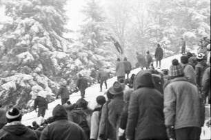 Hinterzarten: Springer, Vordergrund Köpfe des Publikums