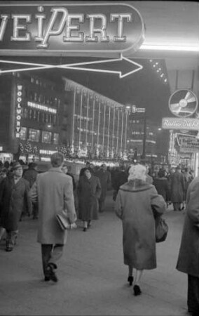 Frankfurt: Zeil mit abendlichen Passanten