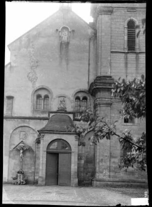 Gengenbach Benediktinerkloster Katholische Sankt Marien Kirche Westfassade Eingangsportal mit Relief Johannes Adler, sowie Kruzifix