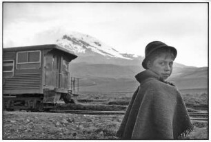 Ecuador. Einheimischer Junge in traditioneller Kleidung