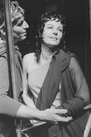 Szenenbilder aus "Die Frauen von Trachis" von E. Pound frei nach Sophokles, Übersetzung E. Hesse, Regie H. Lietzau, Schiller-Theater Berlin, 1959
