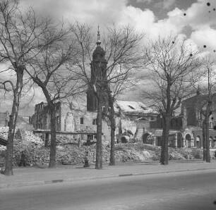 Dresden nach der Bombardierung vom 13./14. Februar 1945. Straßenbild mit Ruinen (vielleicht Kramergasse). Blick auf die Kreuzkirche