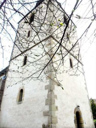 Stadtkirche - Kirchturm von Nordwesten mit Schlitzfenstern sowie romanischem Eingang im Erdgeschoß im Westen