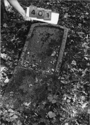 Grabstein 401 (Index: 99791284) Zustand: sehr stark verwittert Maße HxBxT: 98x41xo.A. cm: Grabstein 401
