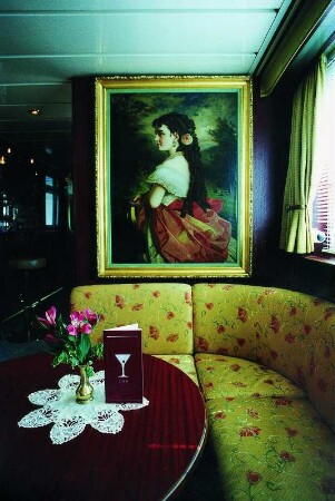 Flusskreuzfahrtschiff "Königstein" : Sitzecke im Foyer. Das Flusskreuzfahrtschiff "Königstein" der Deilmann-Reederei fährt auf der Elbe. Aufgenommen ca. 2001