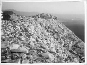 Steingeröll mit Berglandschaft im Hintergrund