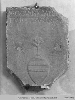 Grabstein für Giovanni d'Alberto Tempi mit Familienwappen