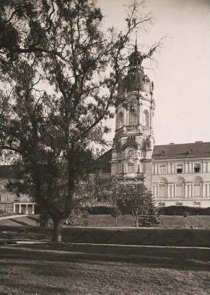 Neustrelitz. Ansicht des in der Zeit von 1726-1731 im Stil des Barocks erbauten Residenzschlosses (1945 zerstört). Hier der Mittelbau mit dem imposanten Schlossturm