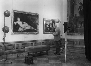 Fotografen in der Gemäldegalerie : Fotograf der Deutschen Fotothek (Rudolph Kramer) während der Reproduktion des Gemäldes "Ruhende Venus" von Palma d. Ä., genannt Palma Vecchio, in der Gemäldegalerie Alte Meister (Staatliche Kunstsammlungen)