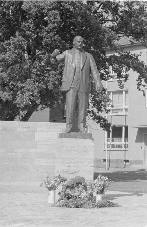 Thälmanndenkmal : Thälmanndenkmal. Bronze; Höhe 170 cm (Statue) (1958; W. Arnold). Weimar, Platz der 51.000