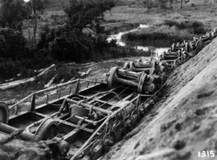 Umgestürzte Zugwagen : Umgestürzte Zugwagen in der Nähe Mungulungas (Demokratische Republik Kongo).