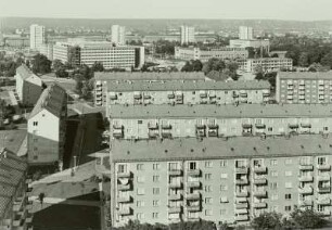Dresden-Seevorstadt Ost, Räcknitzstraße. Wohnhäuser (1960/1965). Blick vom Appartementhochhaus zum im Bau befindlichen "Atrium-Komplex" (Robotron) an der Bürgerwiese und zu den Hochhäusern an der Grunaer Straße