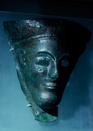 Sphyrelaton einer weiblichen Gottheit : Olympia. Archäologisches Museum. Sphyrelaton einer weiblichen Gottheit, Bronze, 7. Jh. v. Chr.