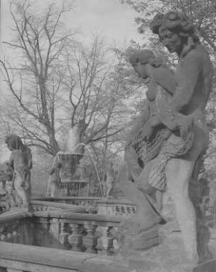 Nymphenpaar mit Delphin und Netz : Nymphenpaar mit Delphin und Netz. Sandstein (1924/1929; G. Wrba und Werkstatt). Dresden: Zwinger,Nymphenbad-Balustrade