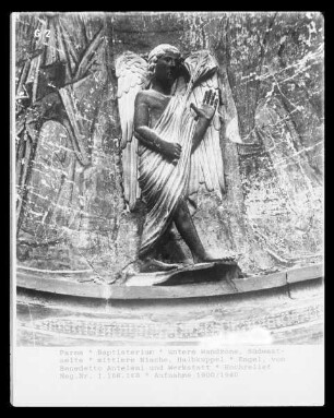 Dekoration der unteren Wandzone mit mariologischen und christologischen Themen — 7. Wandnische: Schreitender Engel zwischen Eremiten und Heiligen; Taufszenen aus dem Leben Christi — Schreitender Engel zwischen Eremiten und Heiligen; Edelstein von zwei Heiligen umgeben