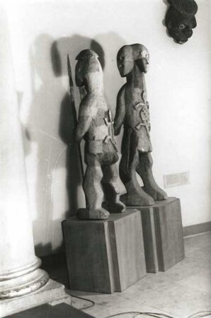 Zwei Ahnenfiguren (?). Holz, geschnitzt. Afrika. Dresden: Museum für Völkerkunde