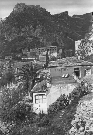Castello Saraceno : Die Stadt Taormina mit dem Festungsbau Castello Saraceno.