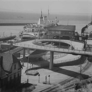 Saßnitz. Fährhafen, Hafenanlagen, das Fährschhiff Saßnitz im Fährbahnhof