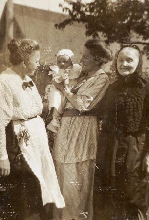 Meusegast (heute: Dohna-Meusegast). Junge Frau mit Kind, Mutter und Großmutter im Garten des Ritterguts