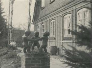 Drei Kinder bei Ringelreihen: Rohlfshagen, Kupfermühle: Schäferkate, vor Giebelfront Wohntrakt, auf Backsteinsockel