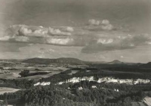 Sächsische Schweiz. Schulhainbrüche gegen Waltersdorfer Ebenheit, Winterbergmassiv und Rosenberg (Růžovský vrch). Blick vom Rauenstein nach Osten