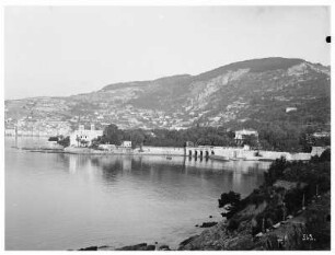 Villefranche bei Nizza, Frankreich. Buchtlandschaft mit Stadt und Hafen