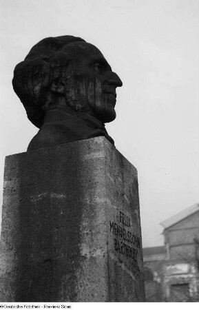 Bronzebüste Felix Mendelssohn Bartholdys auf einer Stele vor dem Gewandhaus