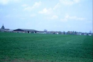 Blick über Feld zum Ort