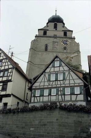 Herrenberg: Stiftskirche hinter Fachwerkhäusern