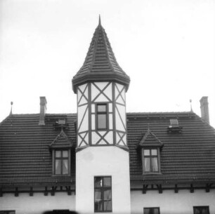 Spreewaldbahnhof Burg : Burg (Spreewald), Am Bahnhof 1. Ehemaliges Bahnhofsgebäude (1898) der Spreewaldbahn ("Spreewald-Guste", 1970 stillgelegt; seit 1995 Erlebnisgastronomie). Turm an der Straßenseite (Teilansicht)