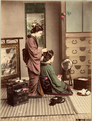 Zwei Japanerinnen beim Frisieren