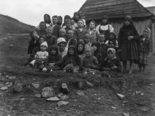 Gruppenportrait : Gruppenportrait vor einem Haus mit zahlreichen Kindern und Jugendlichen.