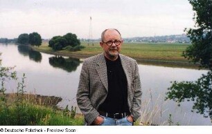 Der Lyriker und Schriftsteller Heinz Czechowski (an der Elbe ?)